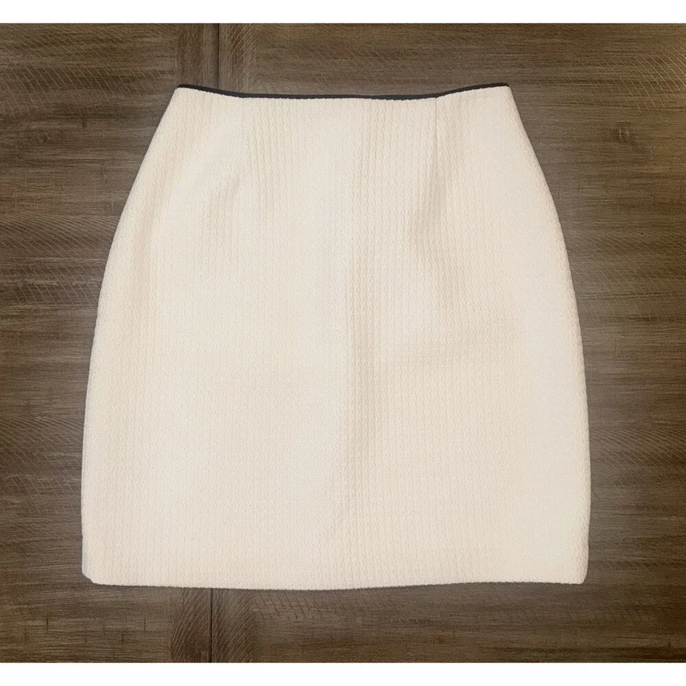 White House Black Market White Textured Pencil Skirt With Black Top Trim Size 6
